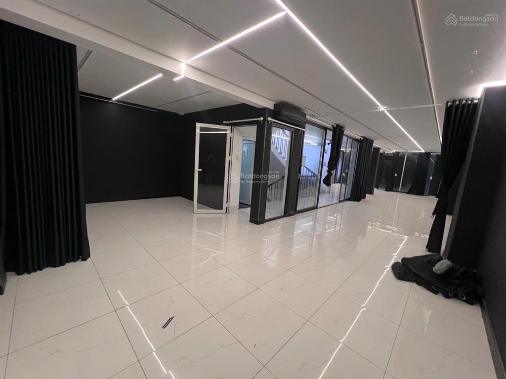 Cho thuê nguyên căn hoàng hoa thám. dt 7x14m. hầm  trệt  3 lầu. sẵn máy lạnh. thang máy.