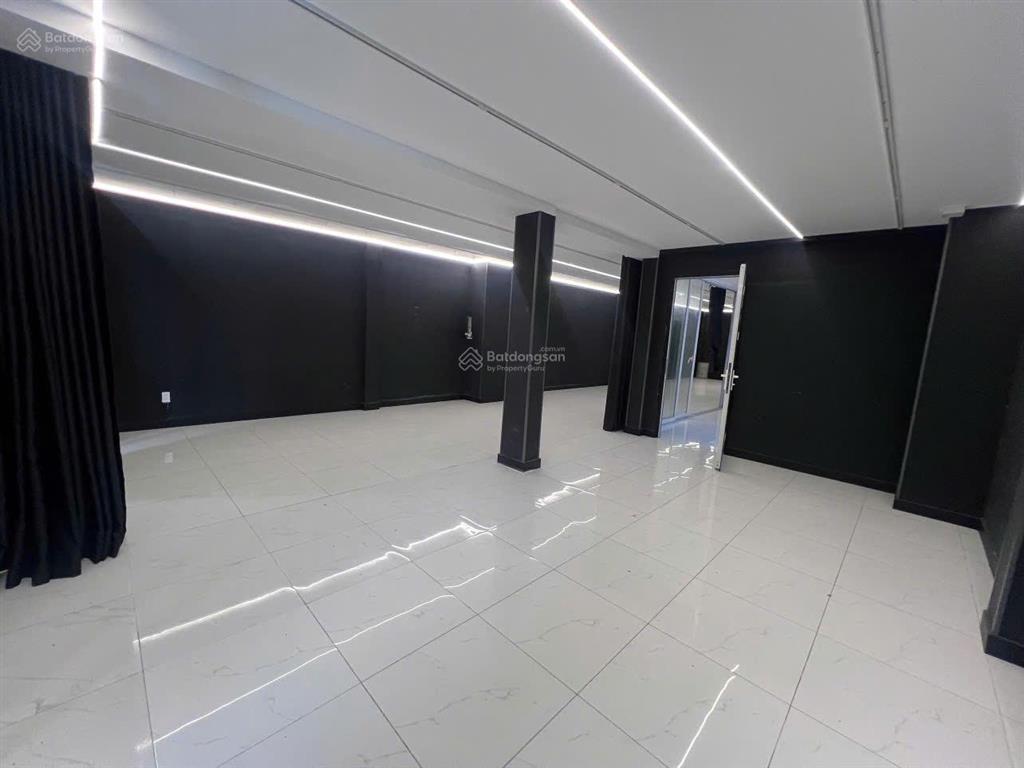 Cho thuê nguyên căn hoàng hoa thám. dt 7x14m. hầm  trệt  3 lầu. sẵn máy lạnh. thang máy.