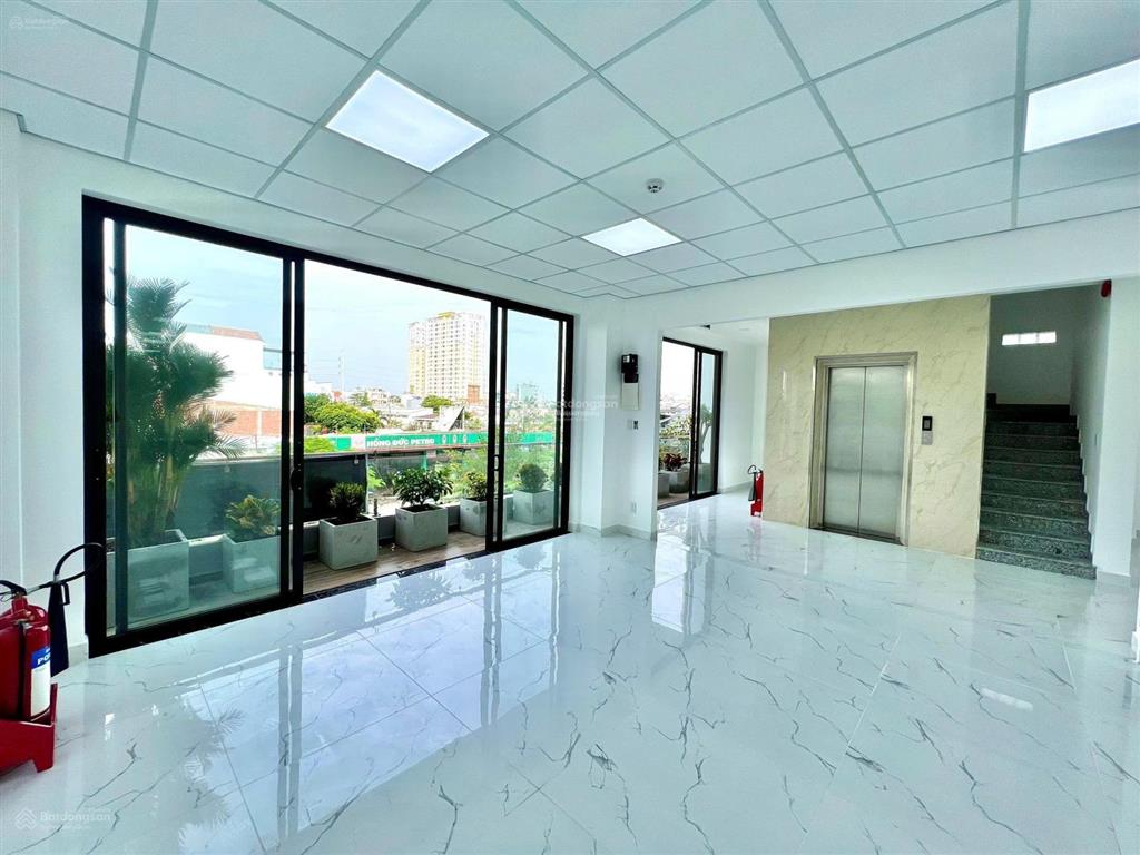 Cho thuê tòa nhà mt đường lê văn sỹ, phường 1. dt 9,8x21m. hầm  8 tầng. pccc. vị trí căn góc