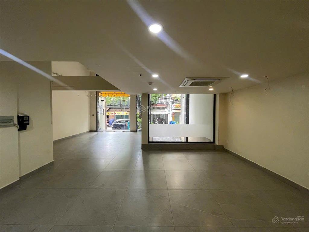 Building cho thuê 2 mt cộng hòa, p. tân bình. dt 8x25m. hầm  7 tầng. sàn suốt. pccc chuẩn