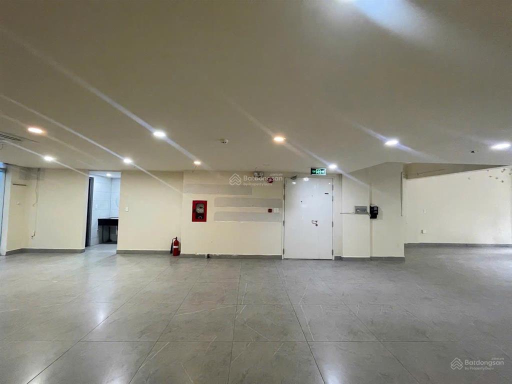 Building cho thuê 2 mt cộng hòa, p. tân bình. dt 8x25m. hầm  7 tầng. sàn suốt. pccc chuẩn