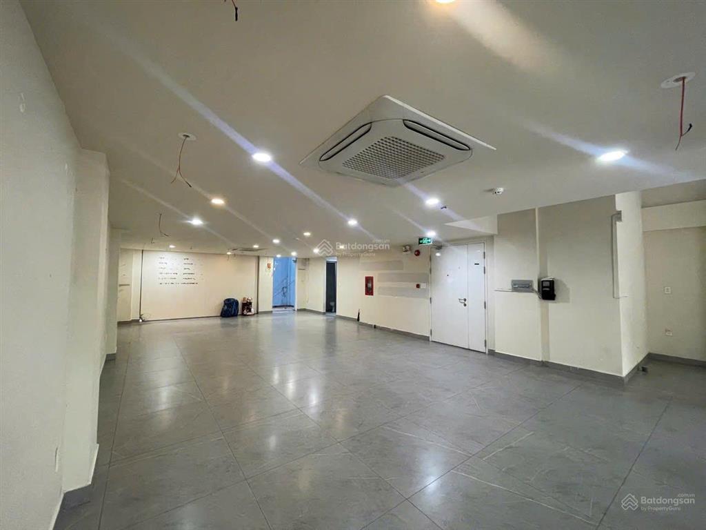 Building cho thuê 2 mt cộng hòa, p. tân bình. dt 8x25m. hầm  7 tầng. sàn suốt. pccc chuẩn