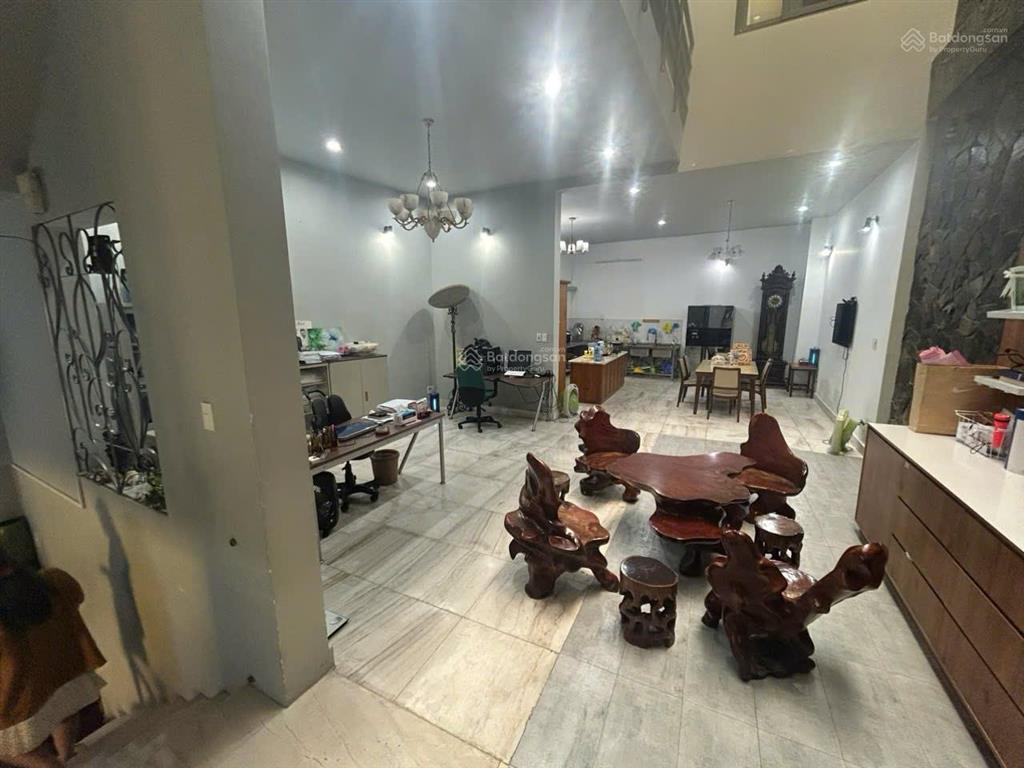 Cho thuê nguyên căn mặt tiền khu bàu cát. mặt tiền ngang 8m. 1 hầm, 3 lầu. thang máy. sẵn máy lạnh