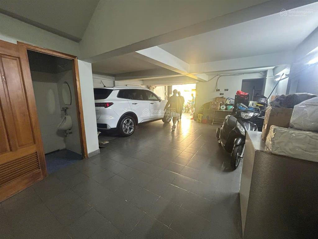 Cho thuê nguyên căn mặt tiền khu bàu cát. mặt tiền ngang 8m. 1 hầm, 3 lầu. thang máy. sẵn máy lạnh