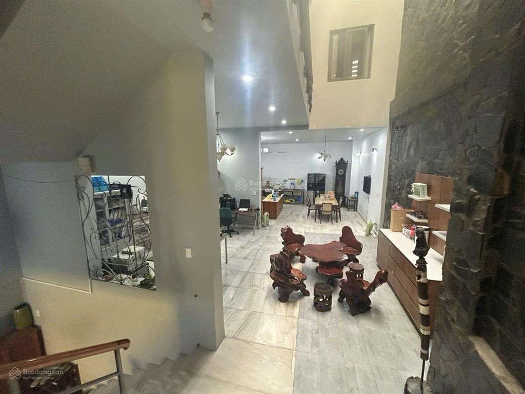 Cho thuê nguyên căn mặt tiền khu bàu cát. mặt tiền ngang 8m. 1 hầm, 3 lầu. thang máy. sẵn máy lạnh