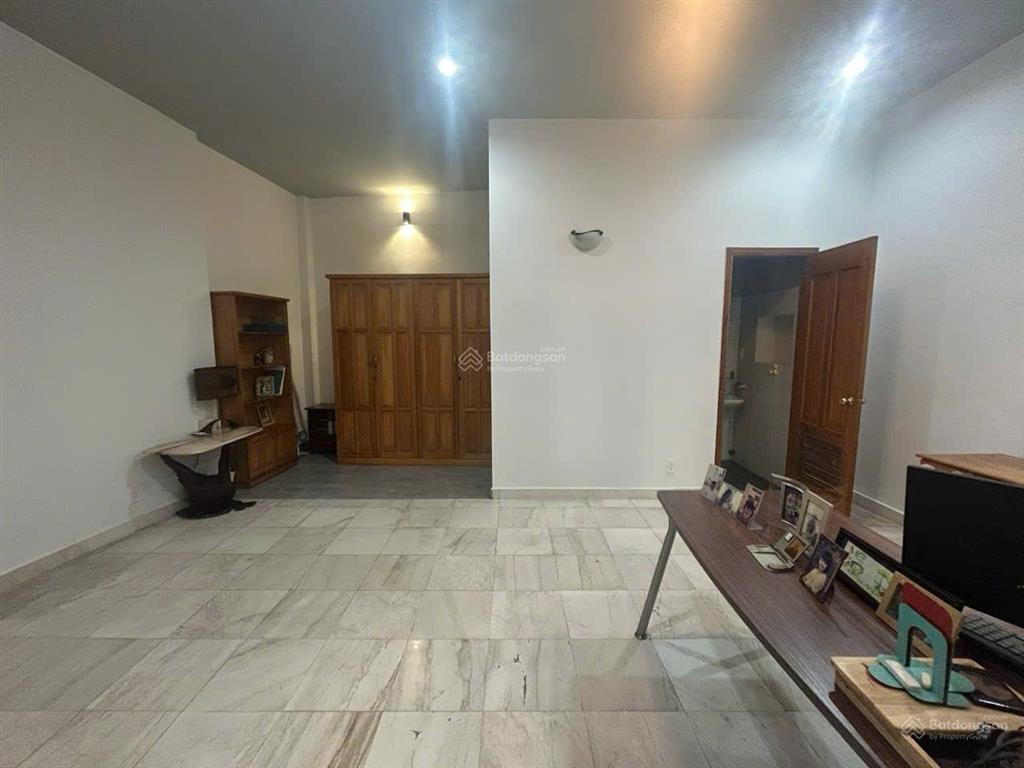 Cho thuê nguyên căn mặt tiền khu bàu cát. mặt tiền ngang 8m. 1 hầm, 3 lầu. thang máy. sẵn máy lạnh