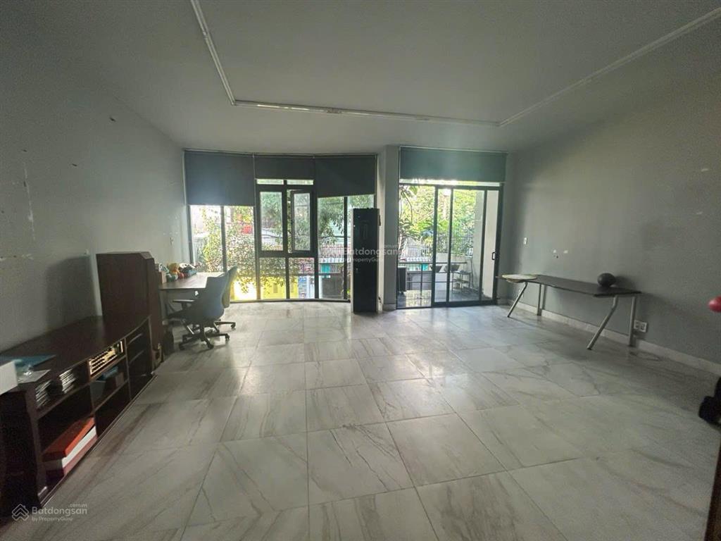 Cho thuê nguyên căn mặt tiền khu bàu cát. mặt tiền ngang 8m. 1 hầm, 3 lầu. thang máy. sẵn máy lạnh