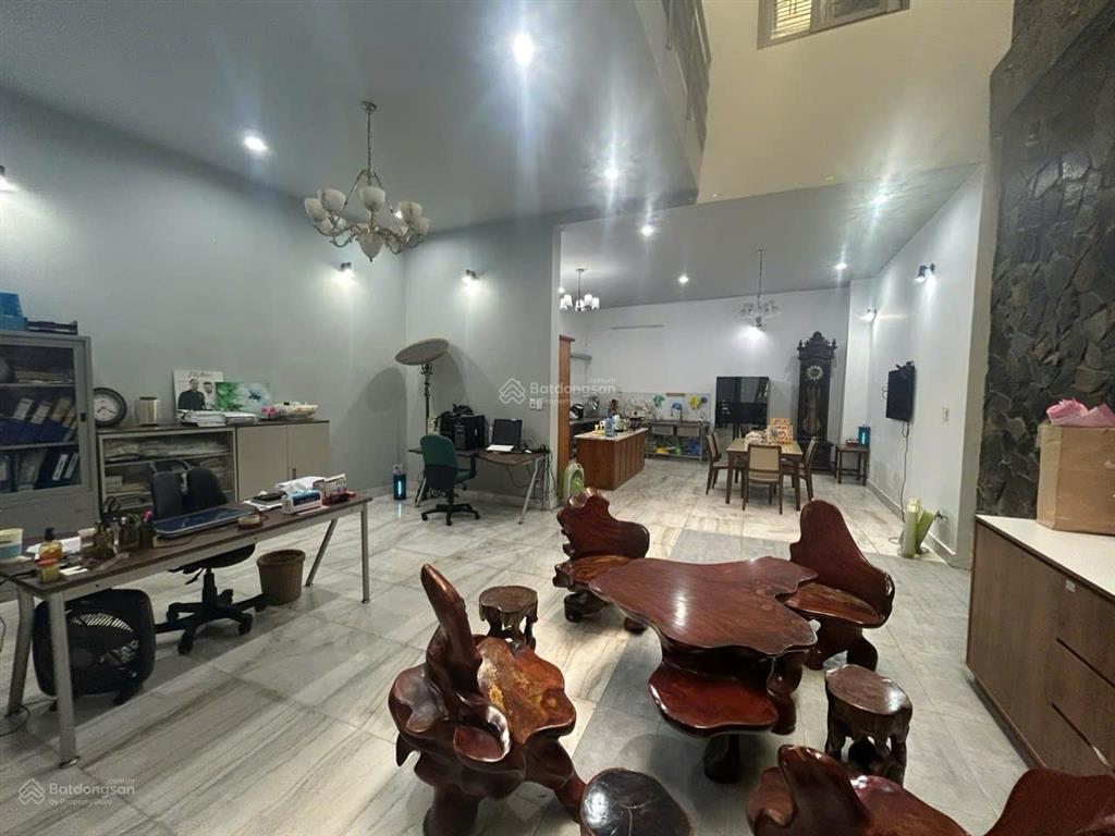 Cho thuê nguyên căn mặt tiền khu bàu cát. mặt tiền ngang 8m. 1 hầm, 3 lầu. thang máy. sẵn máy lạnh