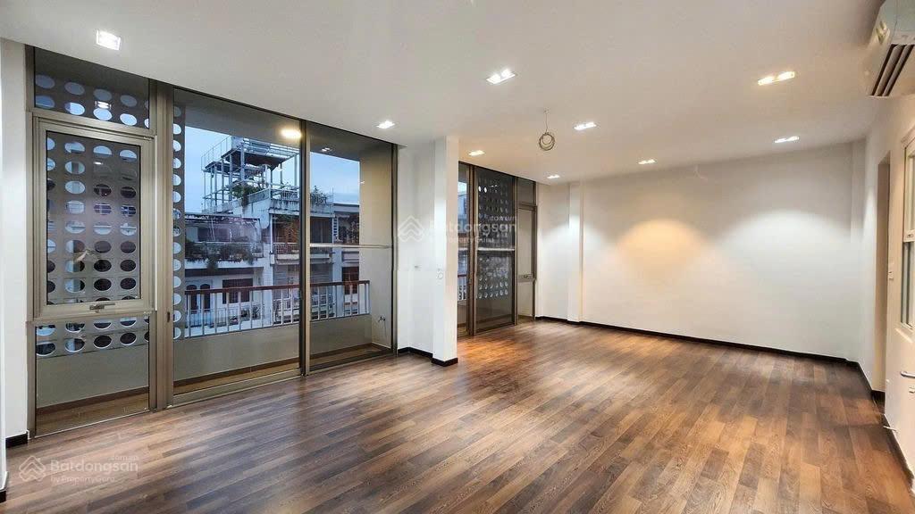 Nhà cho thuê nguyên căn đường cửu long, khu sân bay. dt 7x18m. hầm, trệt, 3 lầu. thang máy