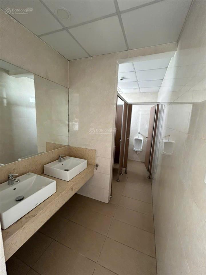 Building cho thuê mặt tiền khu k300. dt 8x20m. hầm  6 tầng. sàn trống suốt. sẵn pccc và máy lạnh