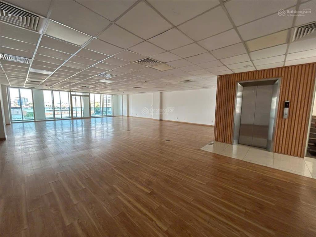Building cho thuê mặt tiền khu k300. dt 8x20m. hầm  6 tầng. sàn trống suốt. sẵn pccc và máy lạnh