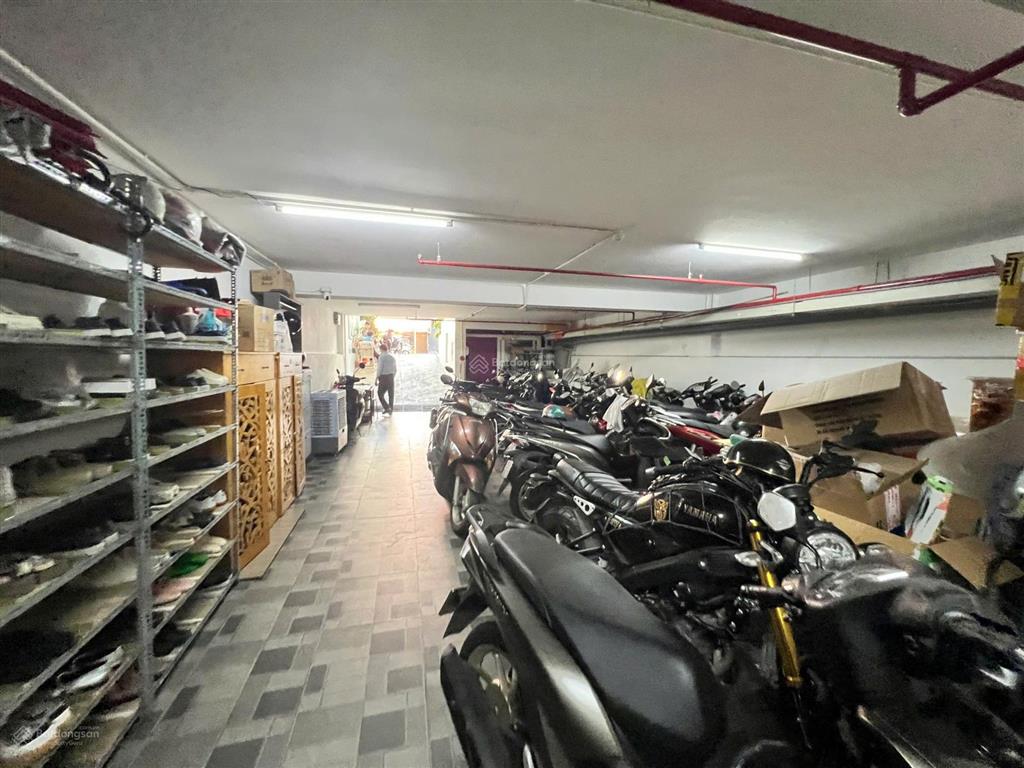 Cho thuê tòa nhà văn phòng hẻm thông cộng hòa. dt 7,5x33m. hầm  6 tầng. sàn trống suốt