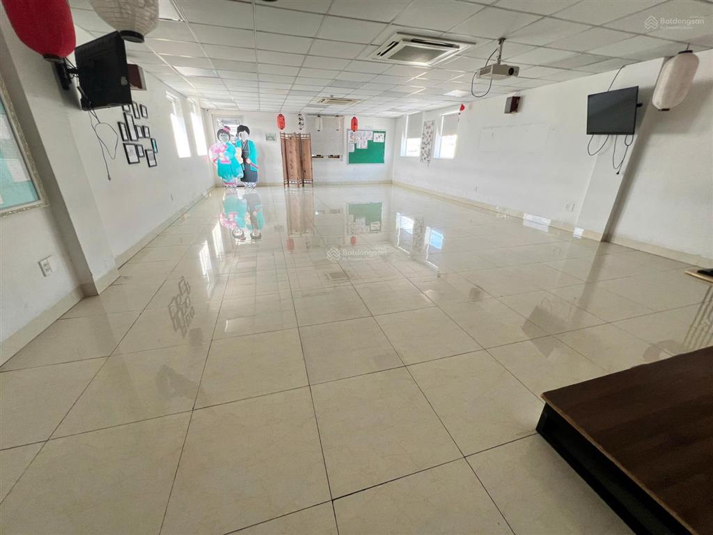 Cho thuê tòa nhà văn phòng hẻm thông cộng hòa. dt 7,5x33m. hầm  6 tầng. sàn trống suốt