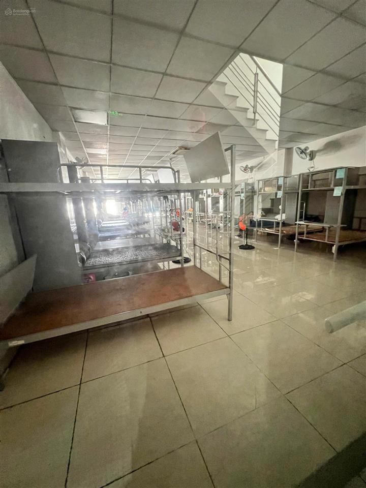 Cho thuê tòa nhà văn phòng hẻm thông cộng hòa. dt 7,5x33m. hầm  6 tầng. sàn trống suốt