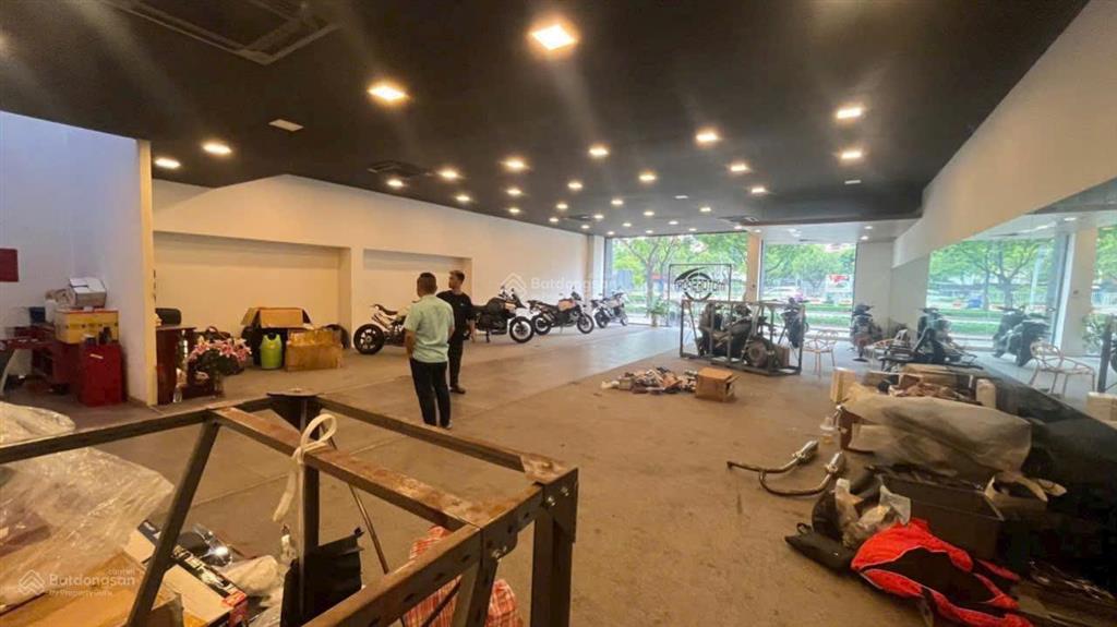 Nhà nguyên căn mặt tiền đường trường sơn tuyến sầm uất. dt 10x30m. 4 tầng. sàn trống suốt