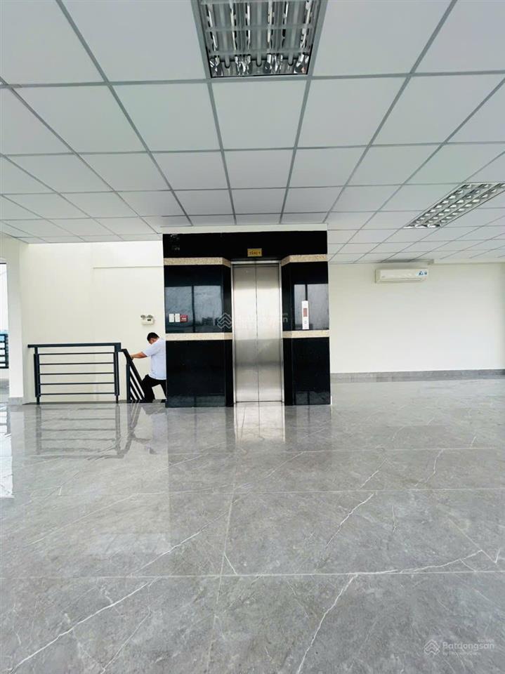 Cho thuê tòa nhà buiding đường phổ quang. 1 hầm  6 tầng. sàn trống suốt. pccc nghiệm thu