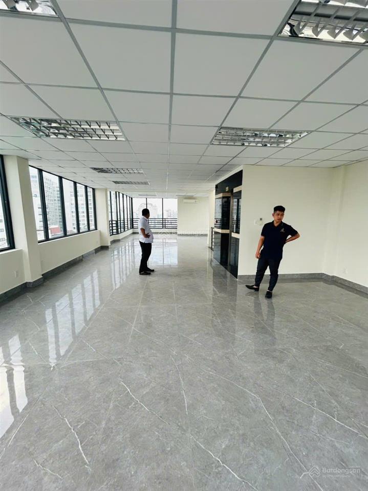 Cho thuê tòa nhà buiding đường phổ quang. 1 hầm  6 tầng. sàn trống suốt. pccc nghiệm thu