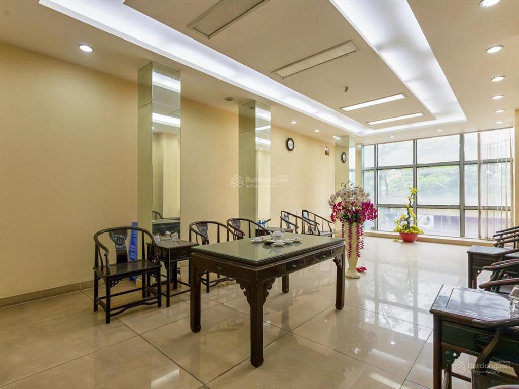 Hiếm! cho thuê tòa nhà văn phòng đường trường sơn. ngang 15m. trệt  5 lầu.