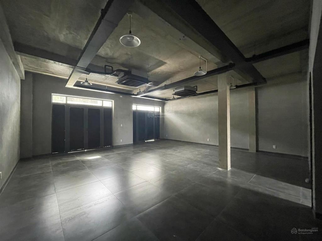 Nguyên căn hẻm 8m đường âu cơ. dt 6x20m. hầm, trệt, 3 lầu, sân thượng, sàn trống suốt. thang máy