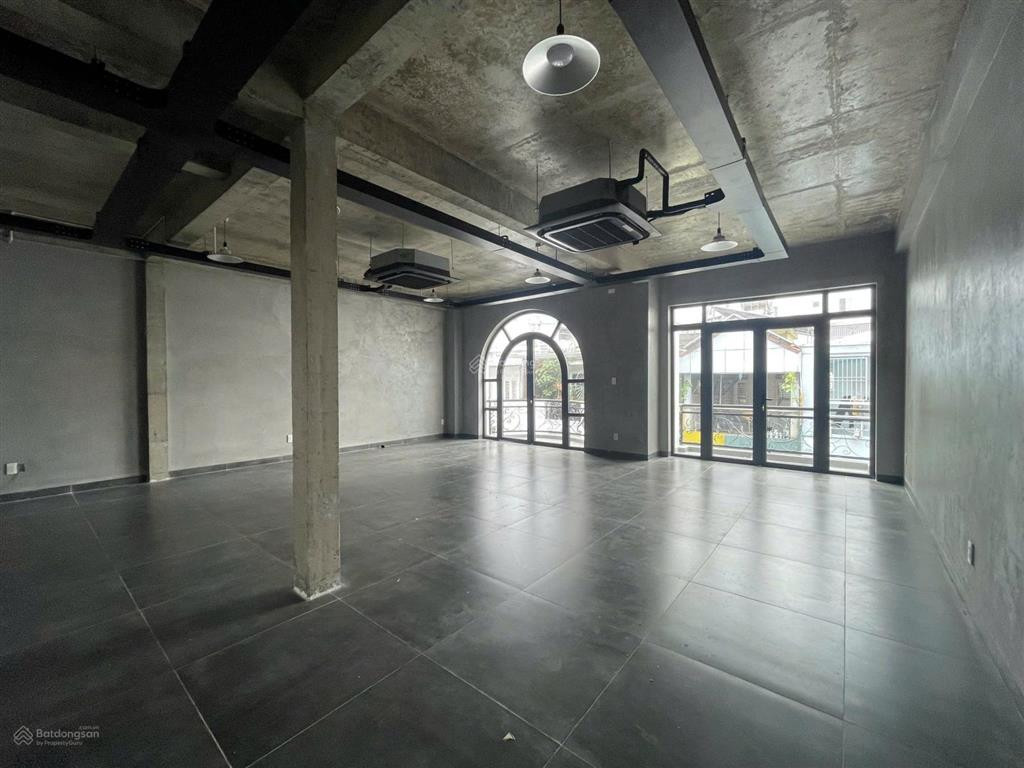 Nguyên căn hẻm 8m đường âu cơ. dt 6x20m. hầm, trệt, 3 lầu, sân thượng, sàn trống suốt. thang máy