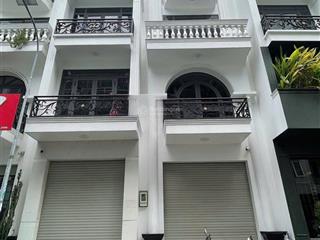 Nguyên căn hẻm 8m đường âu cơ. dt 6x20m. hầm, trệt, 3 lầu, sân thượng, sàn trống suốt. thang máy