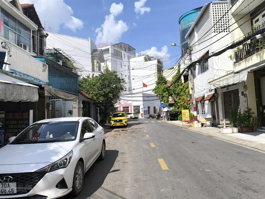 Nhà nguyên căn mt đường tiền giang khu sân bay. dt 7x20m. 1 hầm, 3 tầng lầu, sân thượng.