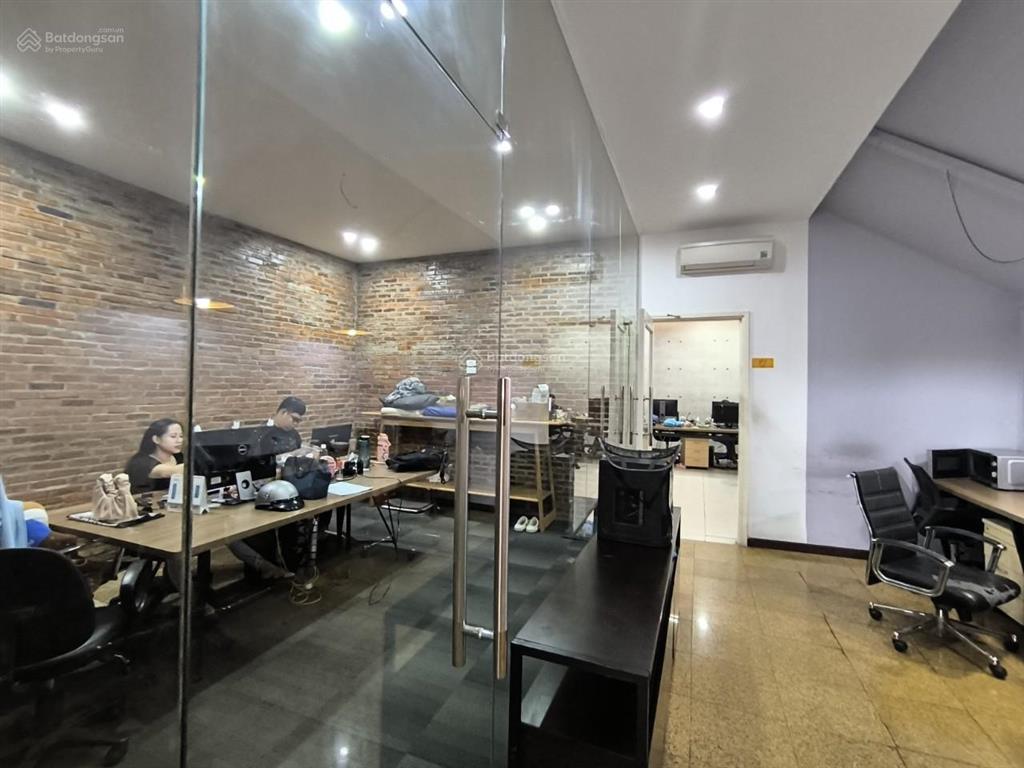 Nhà nguyên căn mt đường tiền giang khu sân bay. dt 7x20m. 1 hầm, 3 tầng lầu, sân thượng.