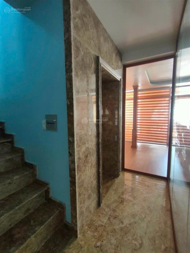 Cho thuê nhà nguyên căn đường cộng hòa ngay ga t3. dt 7x16m. hầm, trệt, 3 lầu. có thang máy