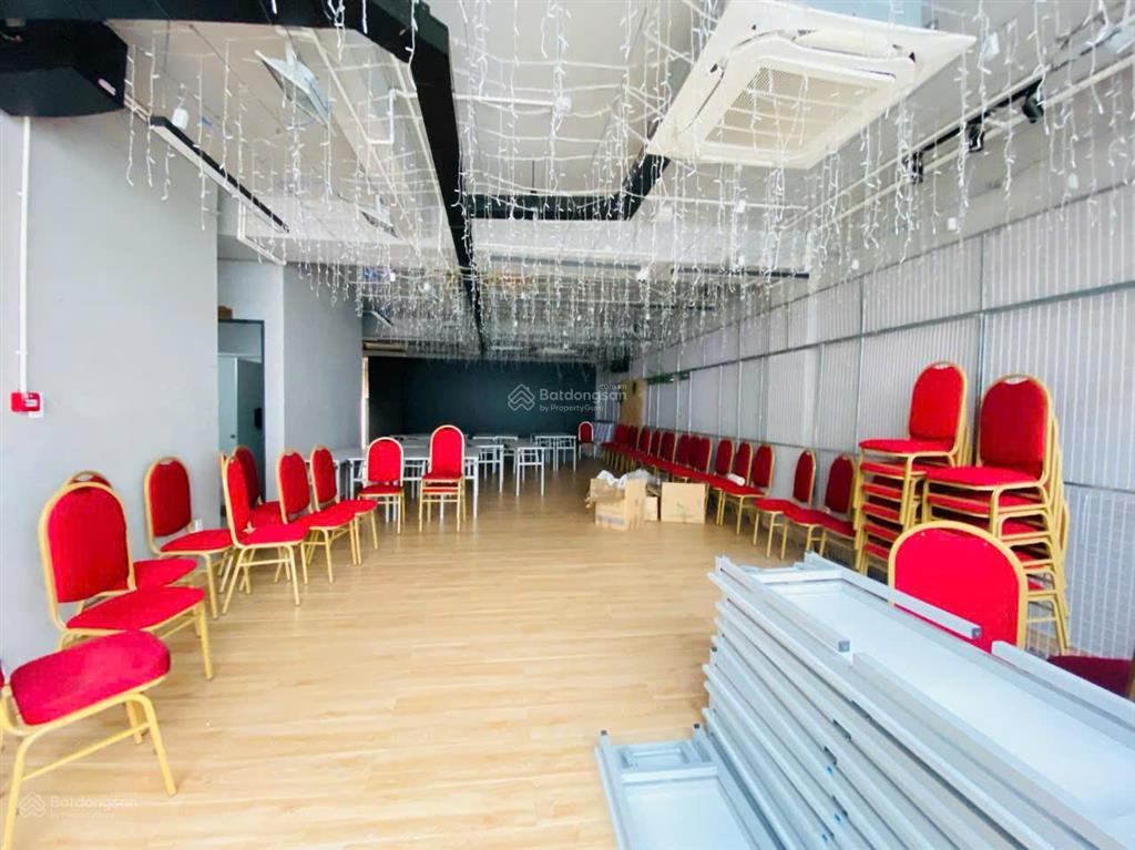 Cho thuê tòa nhà mặt tiền khu sân bay, phường 2. dt 8x22m. 1 hầm  6 tầng. sàn trống suốt.