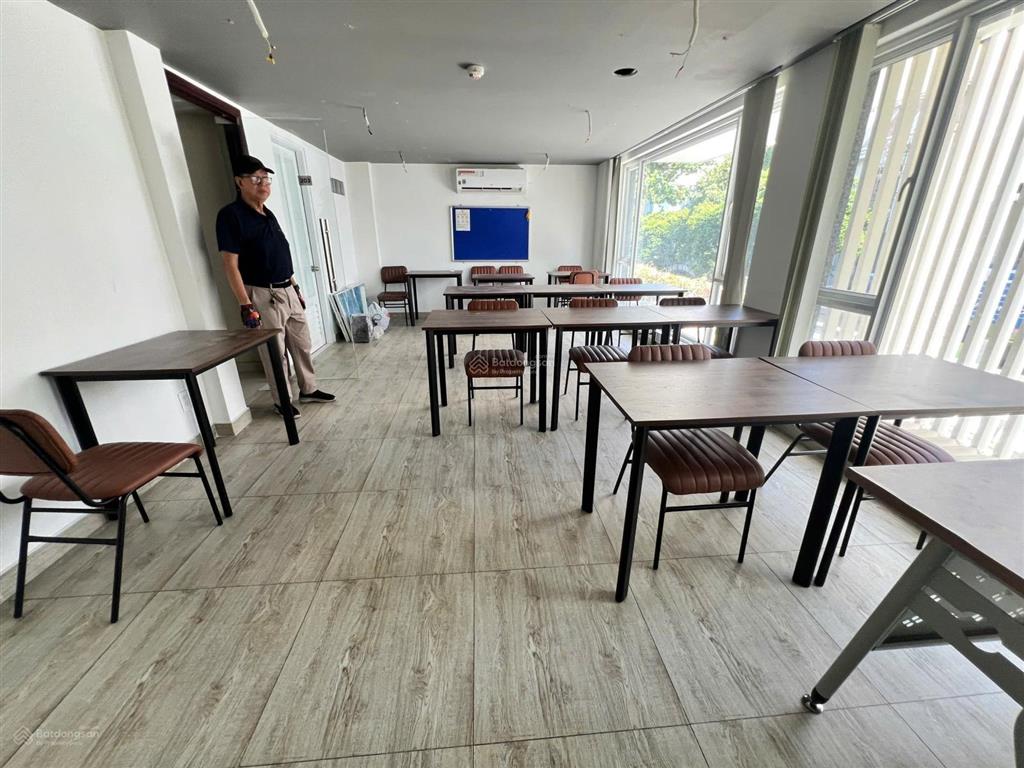 Nhà cho thuê mt đường huỳnh lanh khanh, khu sân bay. dt 7x20m. hầm, trệt, 3 lầu. thang máy