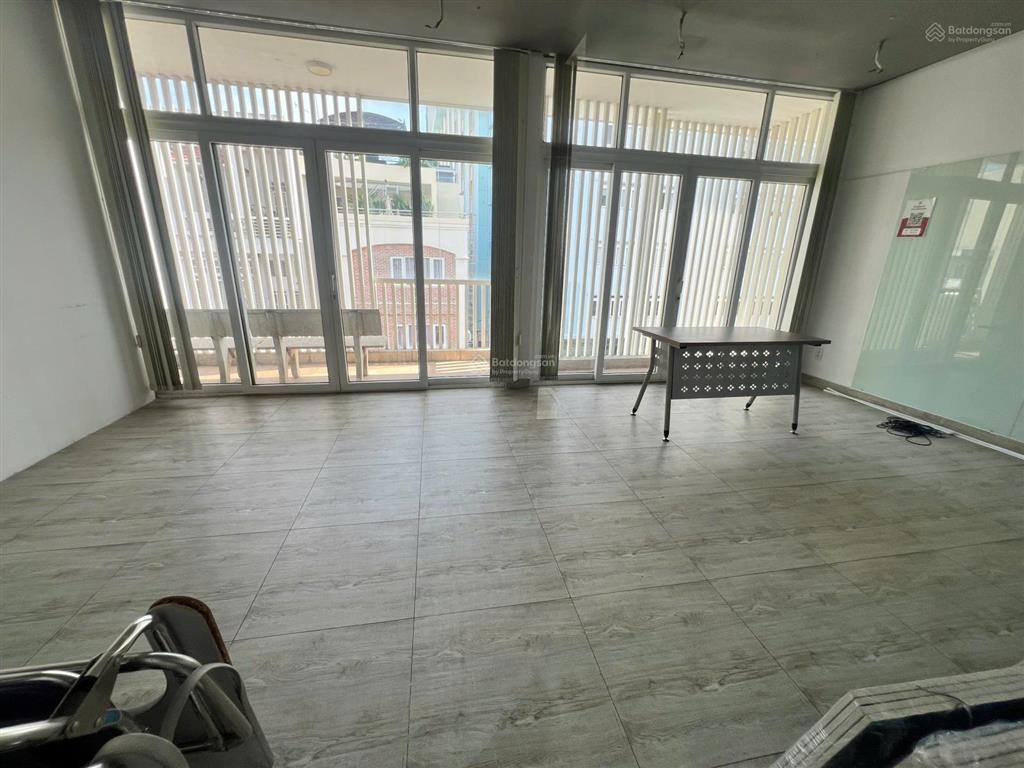 Nhà cho thuê mt đường huỳnh lanh khanh, khu sân bay. dt 7x20m. hầm, trệt, 3 lầu. thang máy