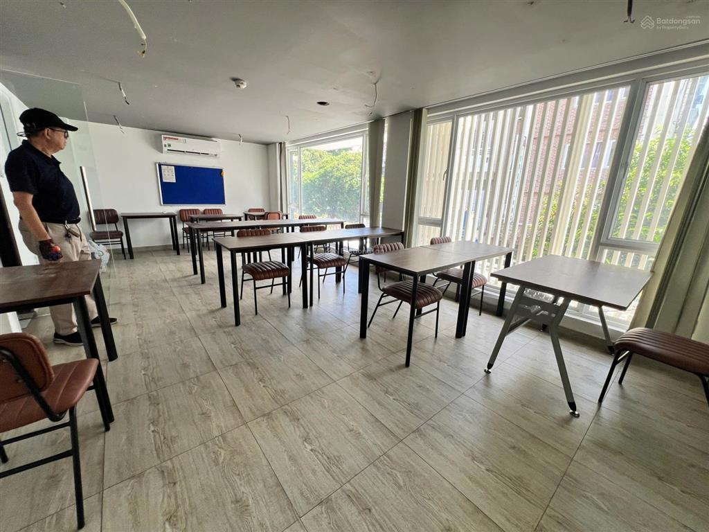 Nhà cho thuê mt đường huỳnh lanh khanh, khu sân bay. dt 7x20m. hầm, trệt, 3 lầu. thang máy