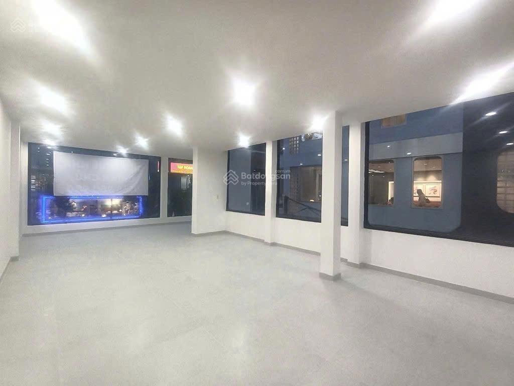 Nhà cho thuê mặt tiền đường nguyễn văn trỗi, ngang 7m. 1 trệt  3 lầu. vị trí nhận diện thương hiệu