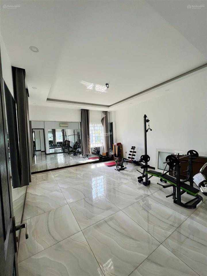 Cho thuê biệt thự đường nguyễn minh hoàng, khu k300. dt 8x18m. 1 hầm, trệt, 3 lầu. phòng rộng rãi