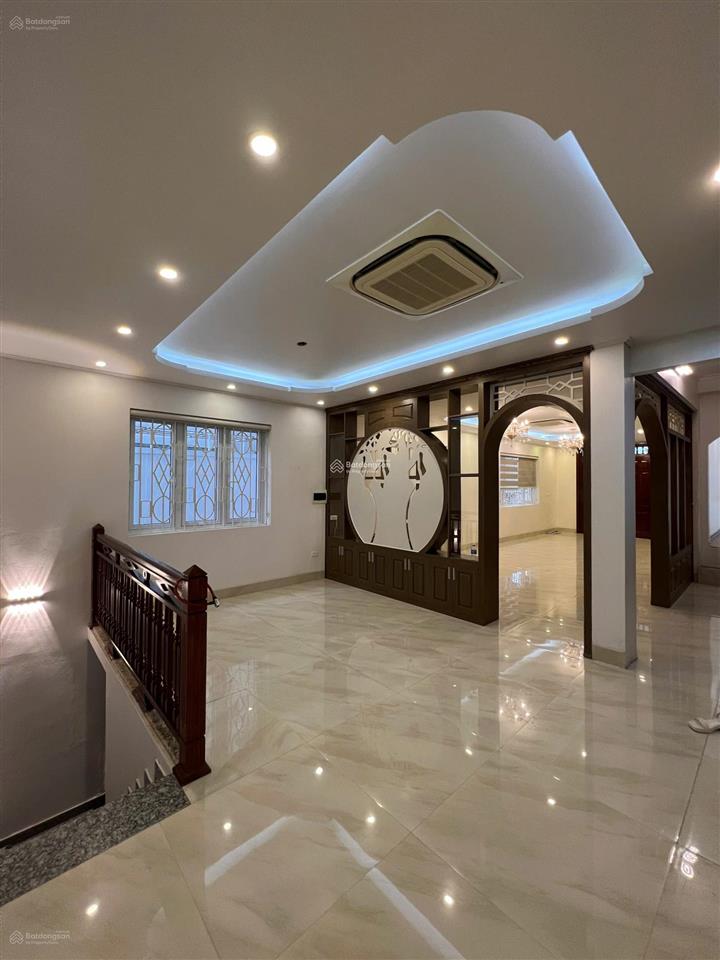 Cho thuê biệt thự đường nguyễn minh hoàng, khu k300. dt 8x18m. 1 hầm, trệt, 3 lầu. phòng rộng rãi