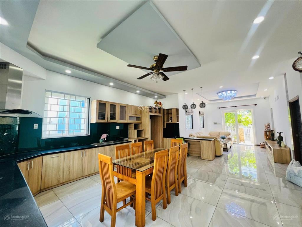 Cho thuê biệt thự đường nguyễn minh hoàng, khu k300. dt 8x18m. 1 hầm, trệt, 3 lầu. phòng rộng rãi