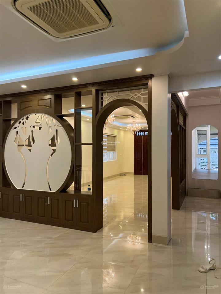 Cho thuê biệt thự đường nguyễn minh hoàng, khu k300. dt 8x18m. 1 hầm, trệt, 3 lầu. phòng rộng rãi