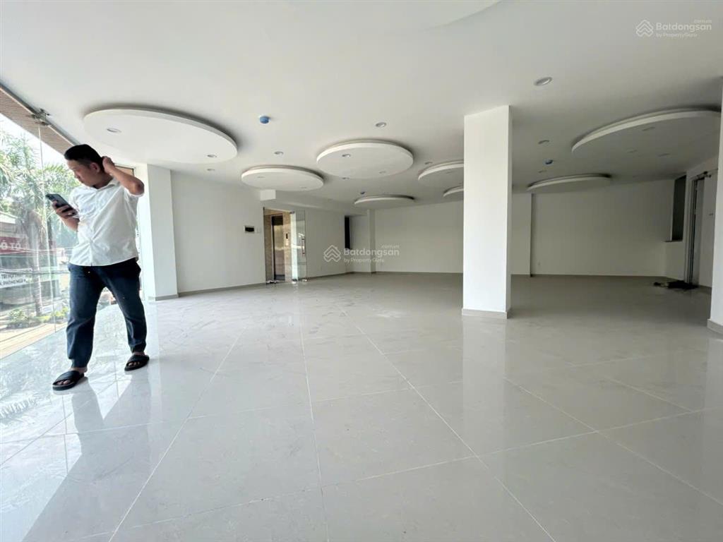 Cho thuê tòa nhà văn phòng khu k300. dt 16x18m. hầm 7 tầng. tòa ốp kính đẹp