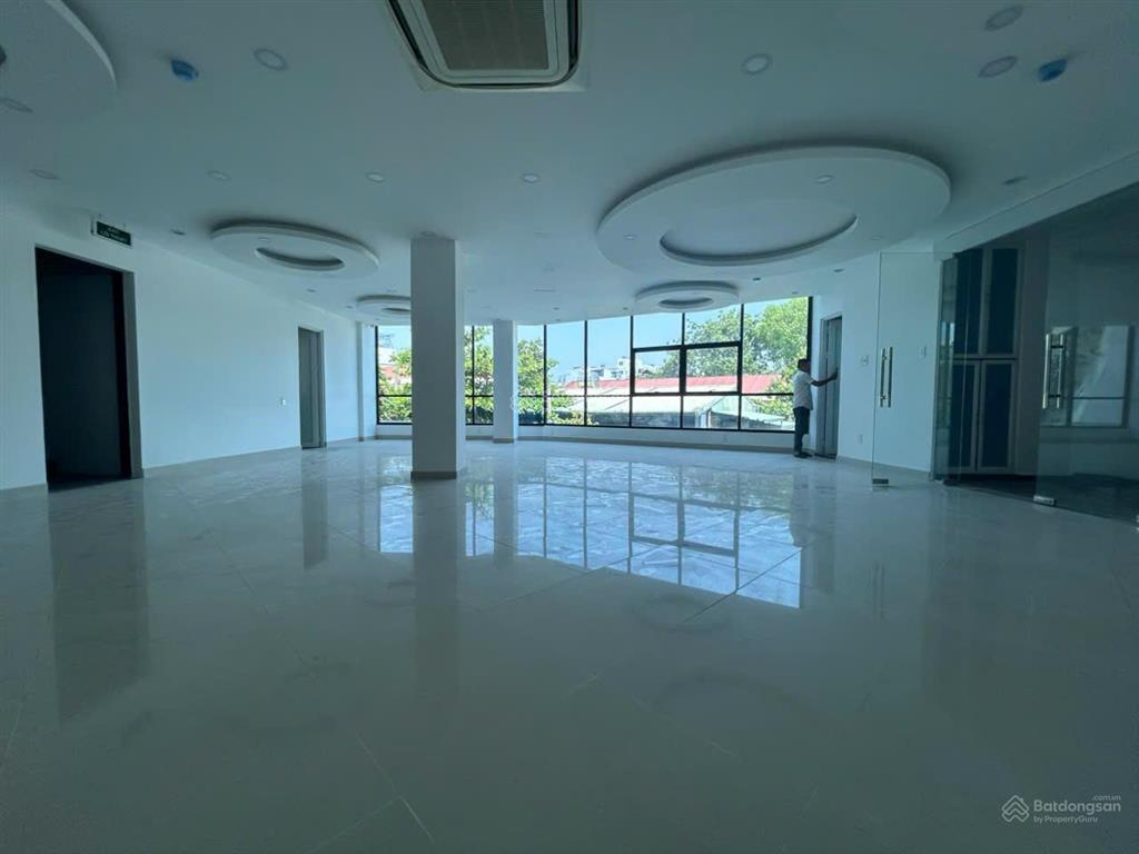 Cho thuê tòa nhà văn phòng khu k300. dt 16x18m. hầm 7 tầng. tòa ốp kính đẹp