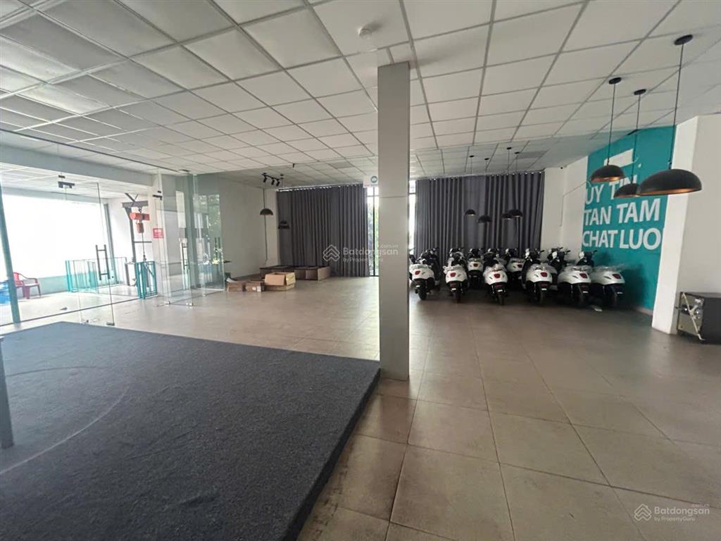 Cho thuê nguyên căn mặt tiền cộng hòa. diện tích rộng, nhận diện thương hiệu tốt. ngang 10m. 3 tầng
