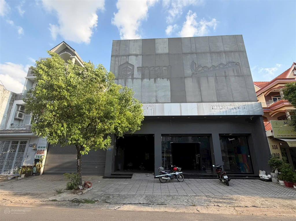 Cho thuê nguyên căn mặt tiền cộng hòa. diện tích rộng, nhận diện thương hiệu tốt. ngang 10m. 3 tầng