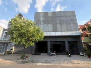 Cho thuê nguyên căn mặt tiền cộng hòa. diện tích rộng, nhận diện thương hiệu tốt. ngang 10m. 3 tầng