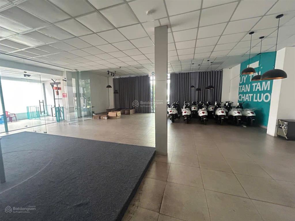Cho thuê nguyên căn đường út tịch đoạn đẹp. dt 12x28m. 3 tầng trống suốt. kinh doanh tự do