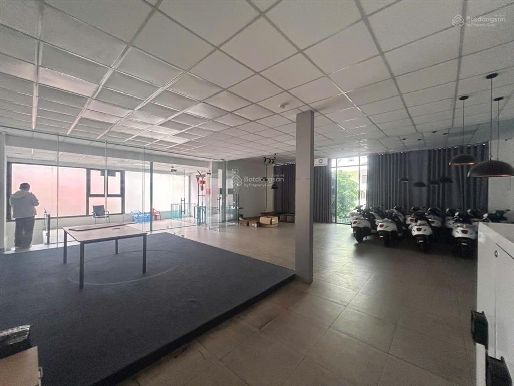 Cho thuê nguyên căn đường út tịch đoạn đẹp. dt 12x28m. 3 tầng trống suốt. kinh doanh tự do