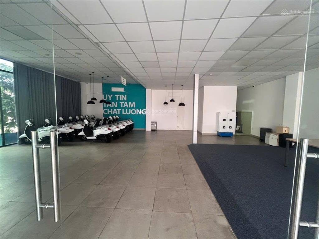 Cho thuê nguyên căn đường út tịch đoạn đẹp. dt 12x28m. 3 tầng trống suốt. kinh doanh tự do