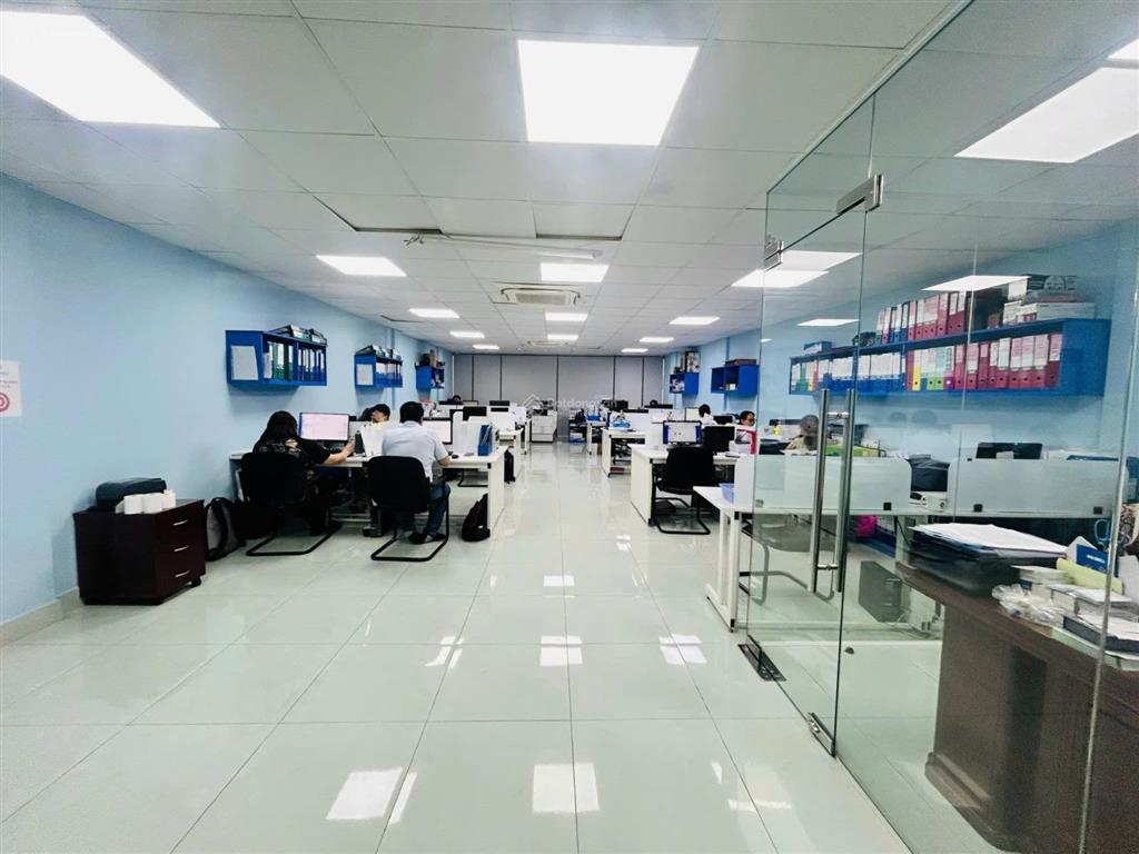 Cho thuê tòa nhà văn phòng nội bộ khu cộng hòa. 1 hầm  5 tầng. sàn suốt. thang máy