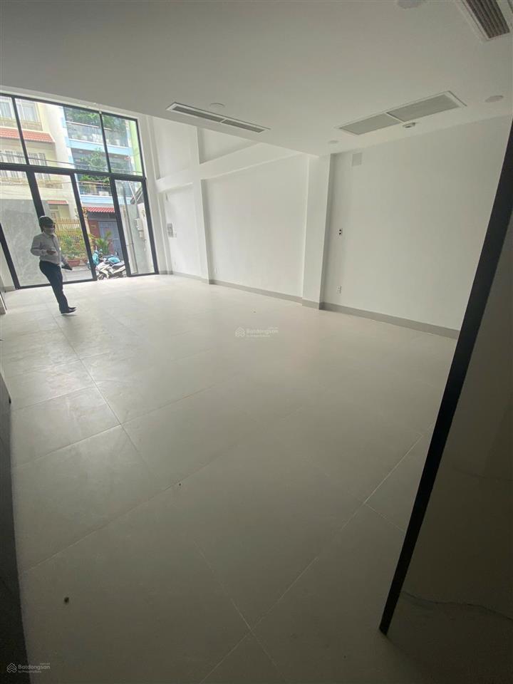 Cho thuê nguyên căn đường sông đà, khu sân bay. dt 6x20m. hầm  trệt  3 lầu. thang máy