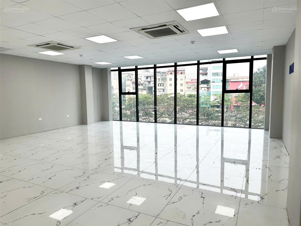 Cho thuê nhà nguyên căn đường hồng hà, ngay sân bay. dt 6,8x20m. 1 hầm  5 tầng nổi. thang máy.