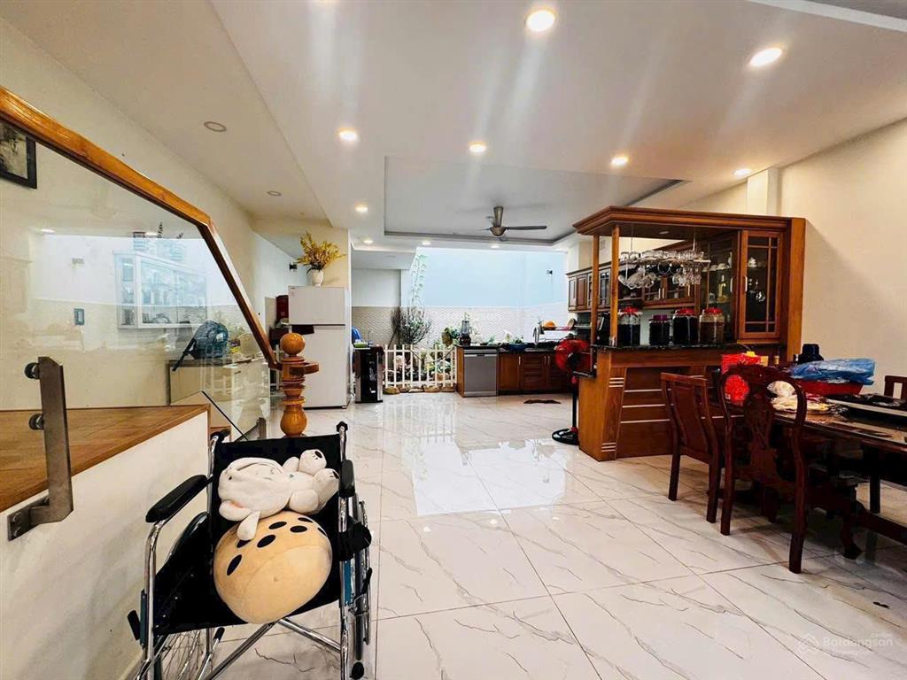 Cho thuê nhà nguyên căn hẻm 8m thông đường cửu long. dt 8x20m. 1 trệt 3 lầu. sẵn máy lạnh