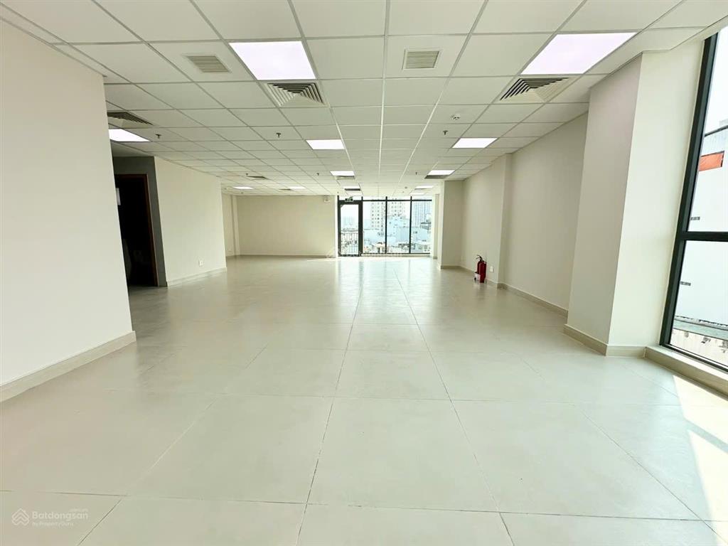 Cho thuê building đường bạch đằng, hướng sân bay. dtsd 1.260m2. 1 hầm  7 tầng. pccc đạt chuẩn